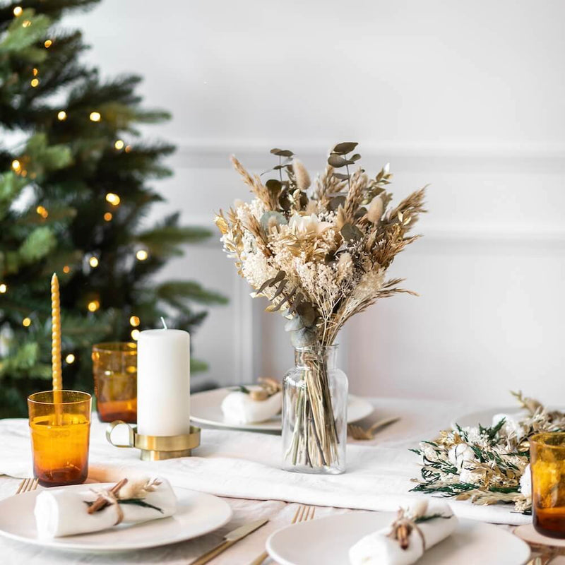 Couvert De Table De Noël Avec Assiettes Vides Et Gobelets Rouges Sur Nappe  Blanche