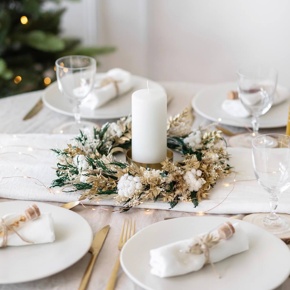 Une table chic blanche et dorée pour Noël