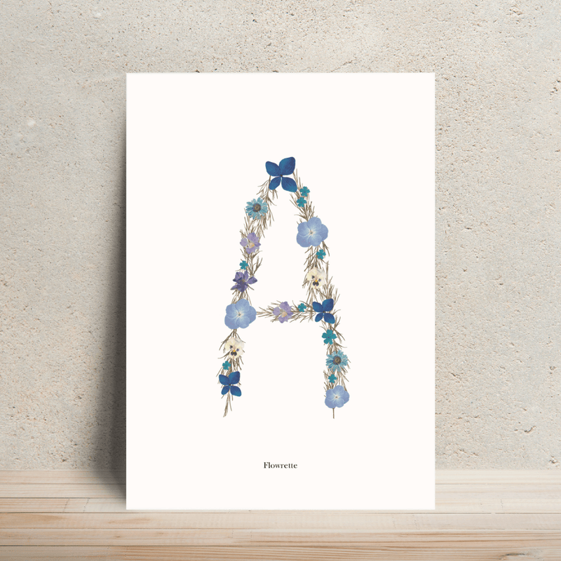 Affiche A4 herbier lettre en fleurs séchées bleues, typographie florale - Flowrette