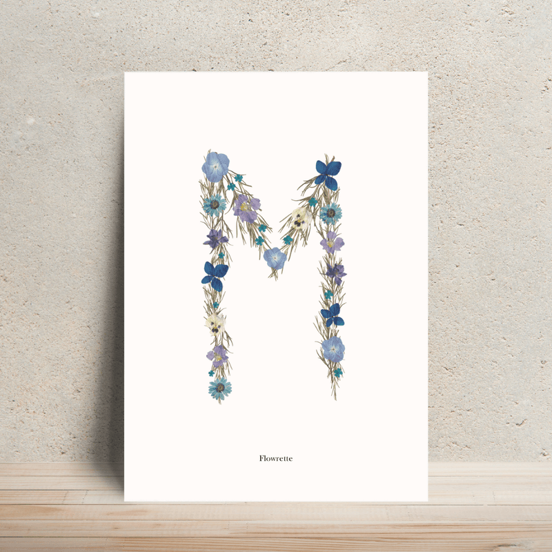 Affiche A4 herbier lettre bleue, ambiance décorative naturelle - Flowrette