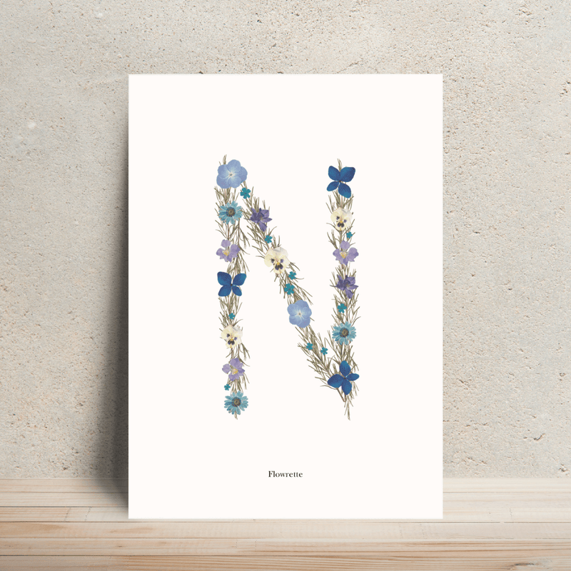 Affiche A4 herbier lettre bleue, gros plan sur les pétales séchés - Flowrette