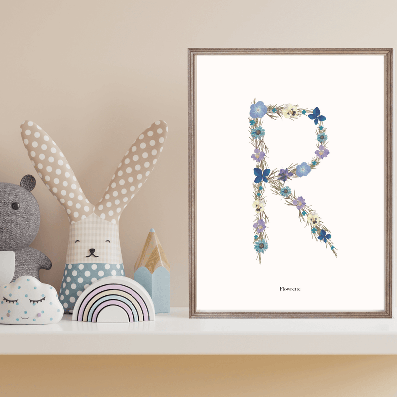 Affiche A4 herbier lettre bleue, détail de la composition botanique - Flowrette