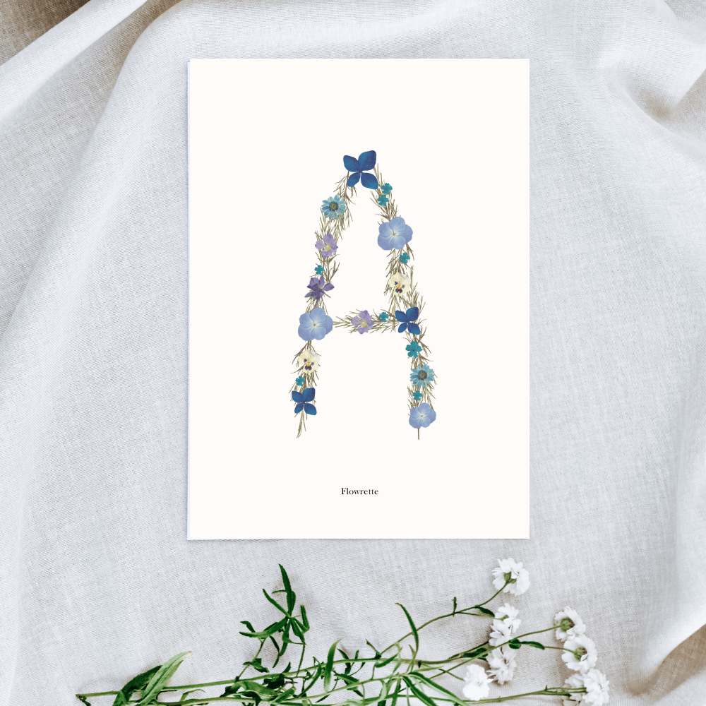 petite-affiche-herbier-lettre-flowrette-bleue