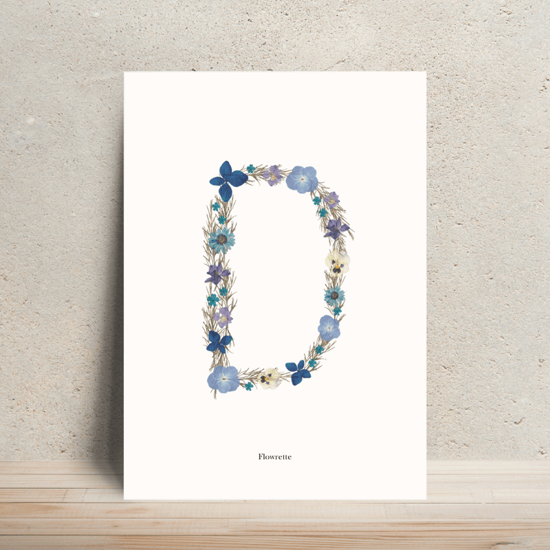 Affiche A4 herbier lettre bleue, initiale en fleurs séchées pressées - Flowrette