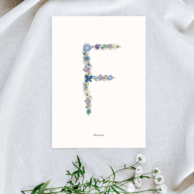 petite-affiche-herbier-lettre-flowrette-bleue