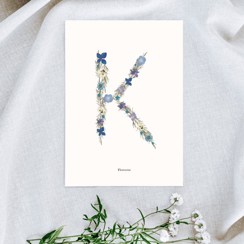 petite-affiche-herbier-lettre-flowrette-bleue