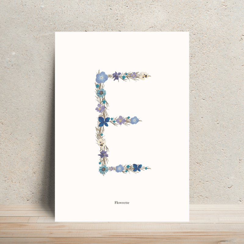 Affiche A4 herbier lettre bleue, vue rapprochée des fleurs - Flowrette