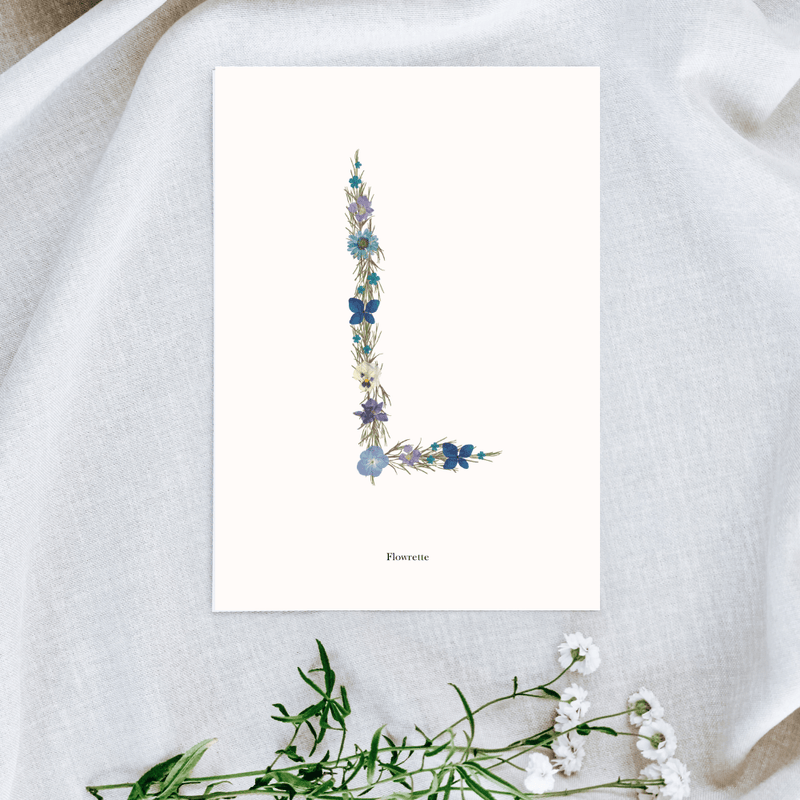 petite-affiche-herbier-lettre-flowrette-bleue