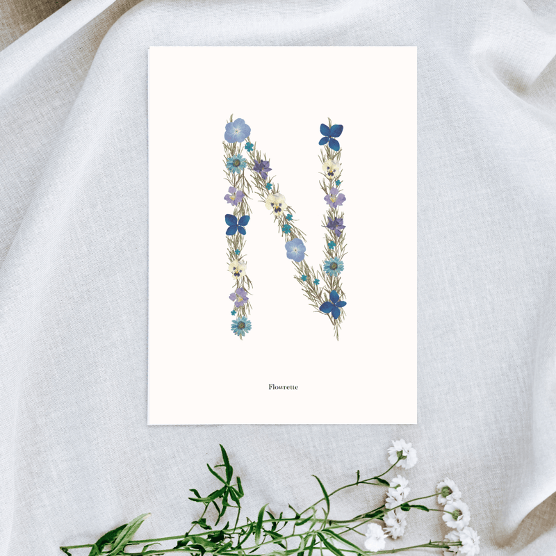 petite-affiche-herbier-lettre-flowrette-bleue