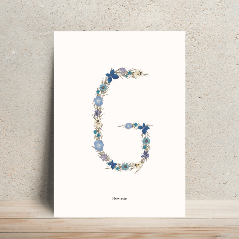 Affiche A4 herbier lettre bleue, cadre mural en situation - Flowrette