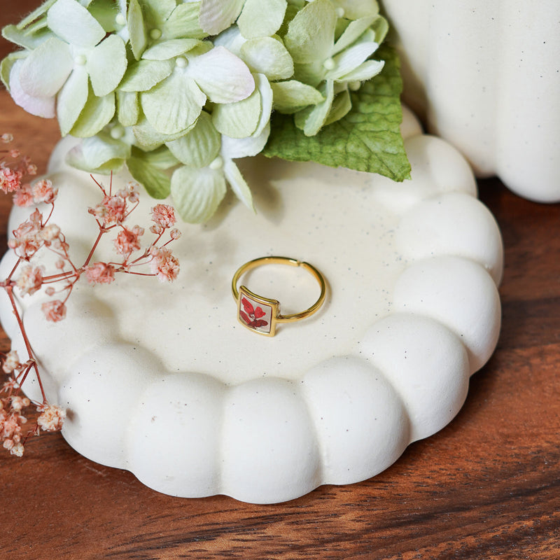 Bague Capucine en acier inoxydable plaqué or, avec des fleurs séchées, bijou floral artisanal élégant - Flowrette