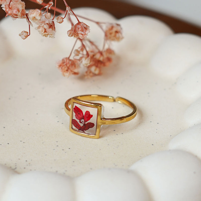 Bague Capucine en acier inoxydable plaqué or, avec des fleurs séchées, bijou floral artisanal élégant - Flowrette