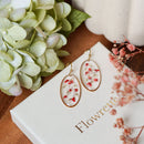 Boucles d'oreilles Capucine en acier inoxydable plaqué or, avec des fleurs séchées, bijou floral artisanal élégant - Flowrette