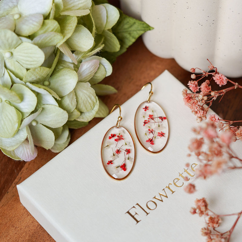 Boucles d'oreilles Capucine en acier inoxydable plaqué or, avec des fleurs séchées, bijou floral artisanal élégant - Flowrette