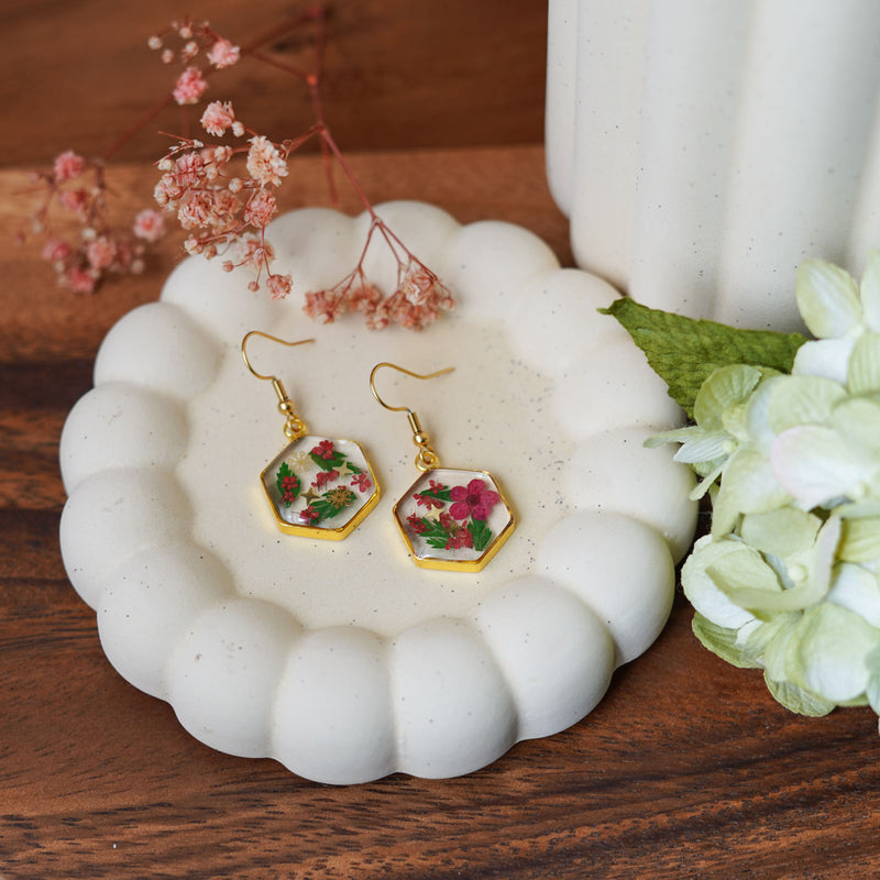 Boucles d'oreilles Noëlle en acier inoxydable plaqué or, avec des fleurs séchées, bijou floral artisanal élégant - Flowrette