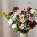 Bouquet de fleurs artificielles Maud, gros plan sur les fleurs roses et blanches - Flowrette