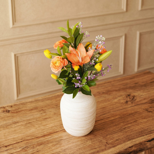 Bouquet de fleurs artificielles Héloïse - lys orange + tulipes jaunes + renoncules pêche + gypsophile mauve, sans entretien