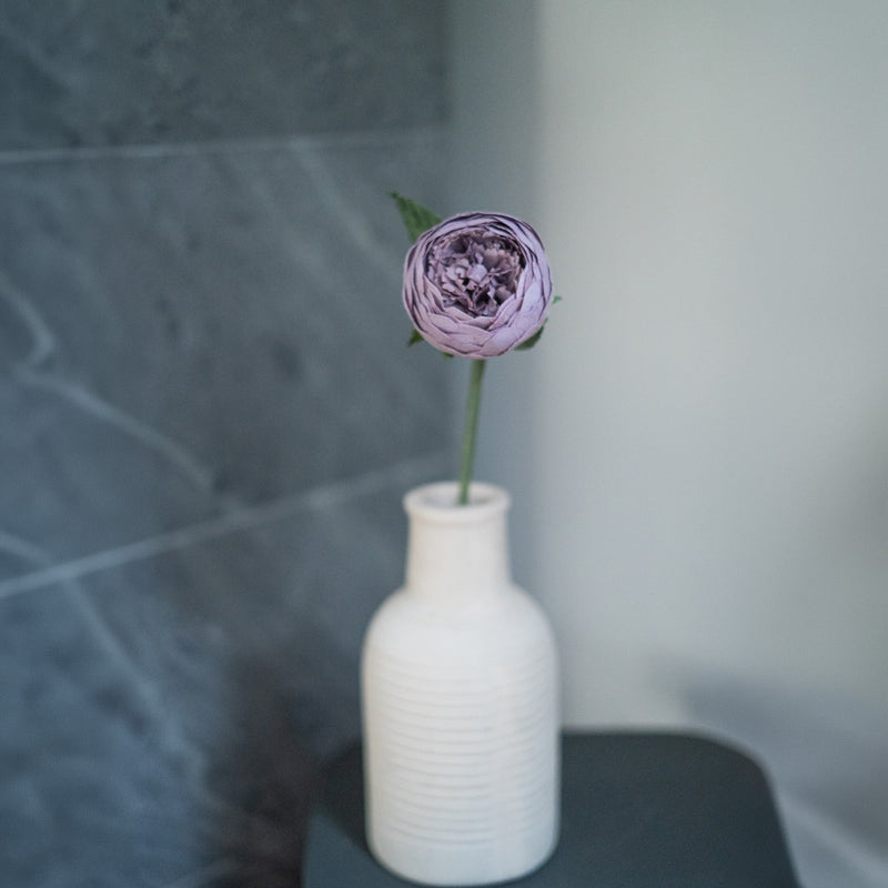 Bouton de pivoine en papier mauve