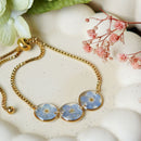 Bracelet Almée en acier inoxydable plaqué or, avec des fleurs séchées, bijou floral artisanal élégant - Flowrette
