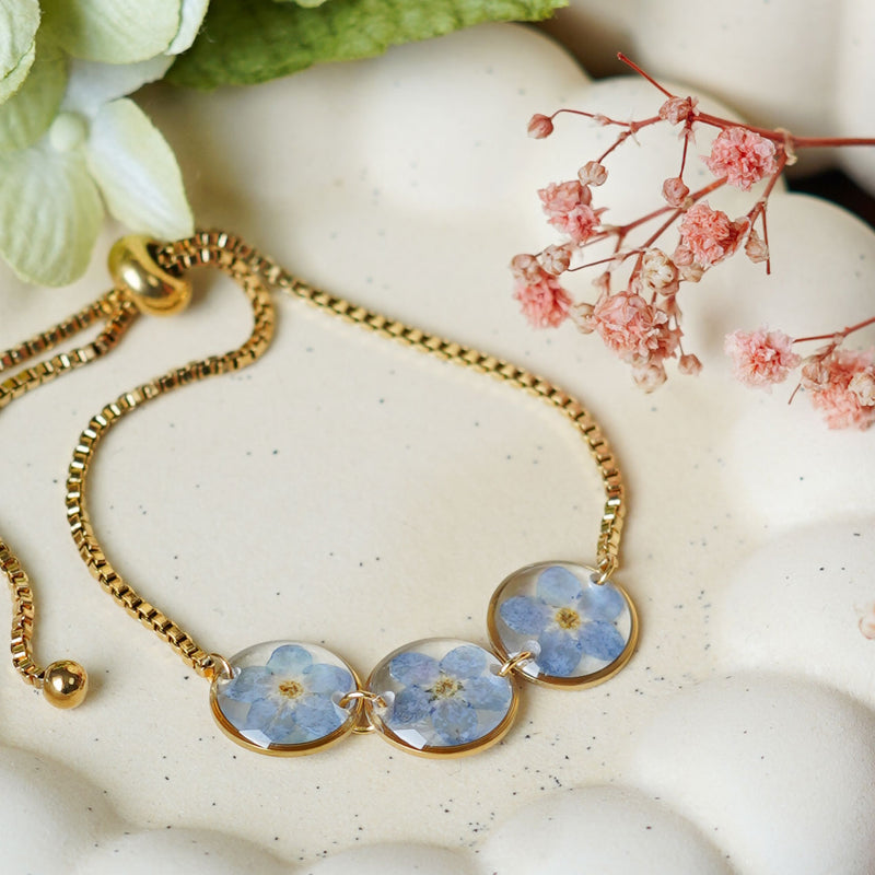 Bracelet Almée en acier inoxydable plaqué or, avec des fleurs séchées, bijou floral artisanal élégant - Flowrette