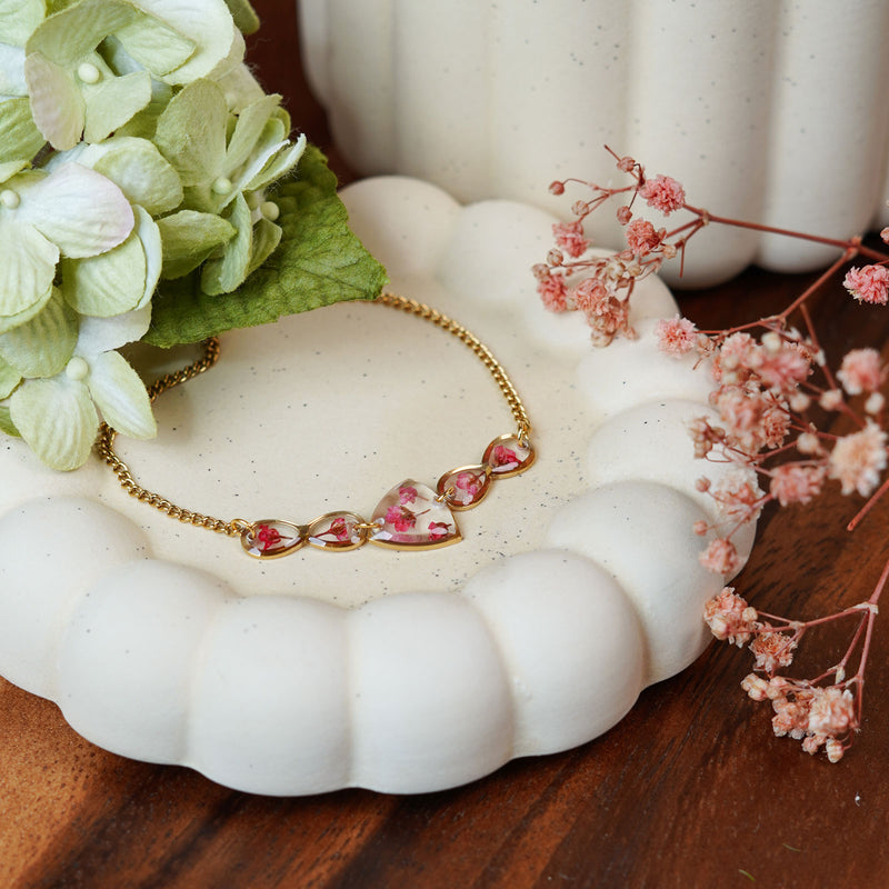 Bracelet Capucine en acier inoxydable plaqué or, avec des fleurs séchées, bijou floral artisanal élégant - Flowrette