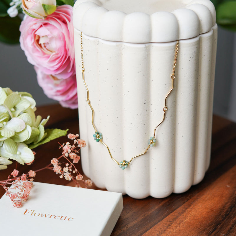 Collier Anémone en acier inoxydable plaqué or, bijou floral artisanal élégant - Flowrette