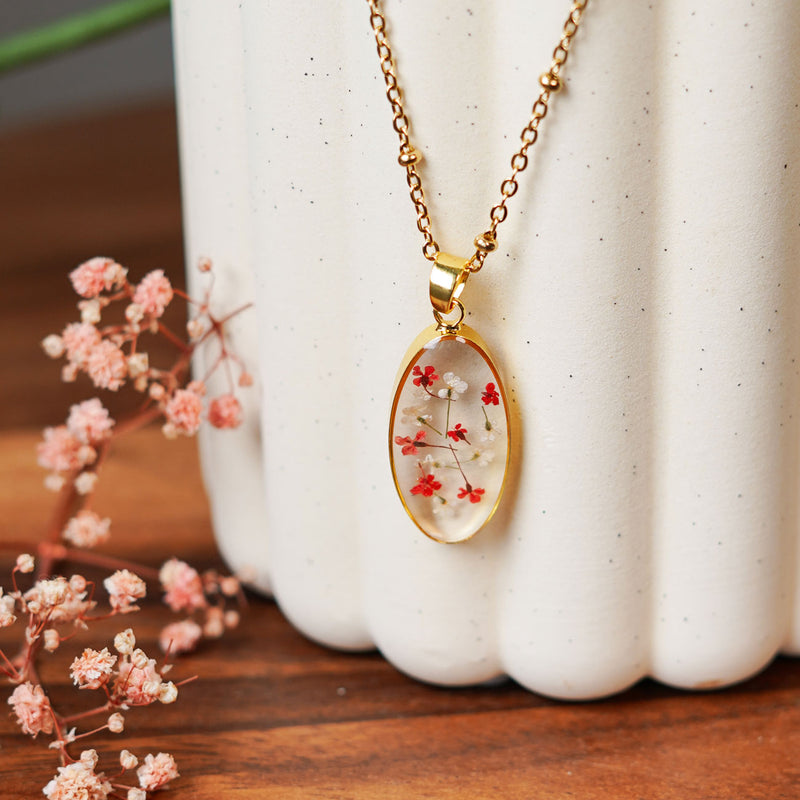 Collier Capucine en acier inoxydable plaqué or, avec des fleurs séchées, bijou floral artisanal élégant - Flowrette