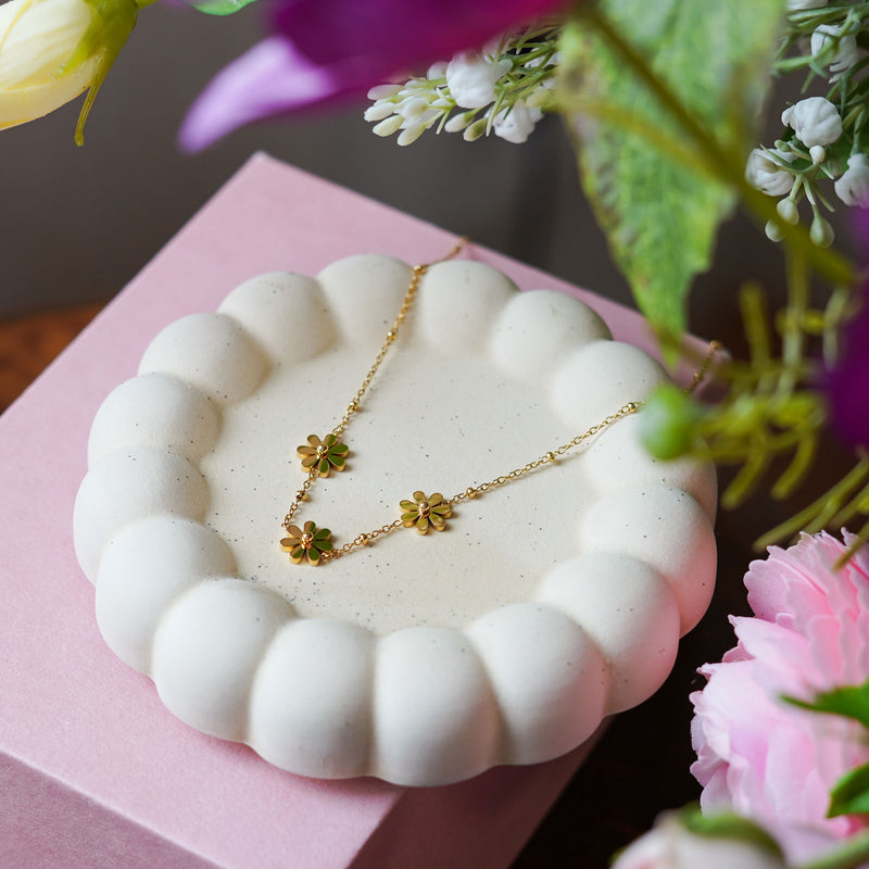 Collier Marguerite en acier inoxydable plaqué or, bijou floral artisanal élégant - Flowrette