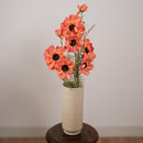 Cosmos artificiel orange, gros plan sur les pétales délicats - Flowrette