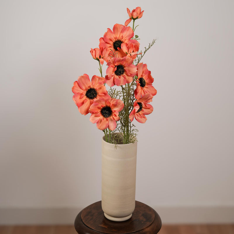 Cosmos artificiel orange, gros plan sur les pétales délicats - Flowrette