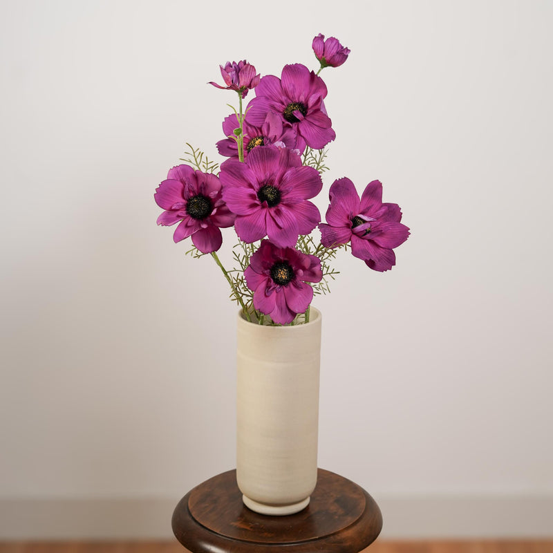 Cosmos artificiel fuchsia, gros plan sur les pétales roses intenses - Flowrette