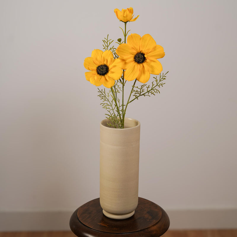 Cosmos artificiel jaune, détail du cœur et des pétales délicats - Flowrette