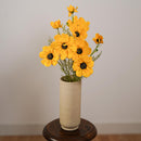 Cosmos artificiel jaune, gros plan sur les pétales ensoleillés - Flowrette