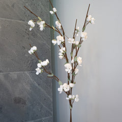 Fleurs de cerisier en papier blanc