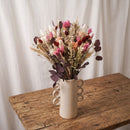 Bouquet Mahé posé dans un intérieur bohème et chaleureux - Flowrette