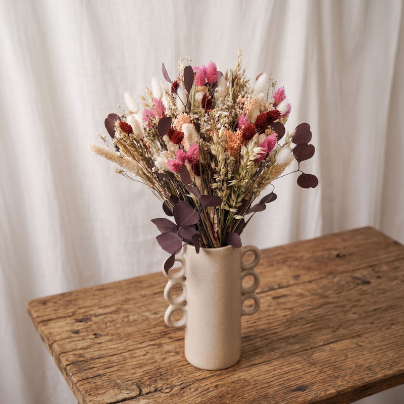 Bouquet Mahé posé dans un intérieur bohème et chaleureux - Flowrette