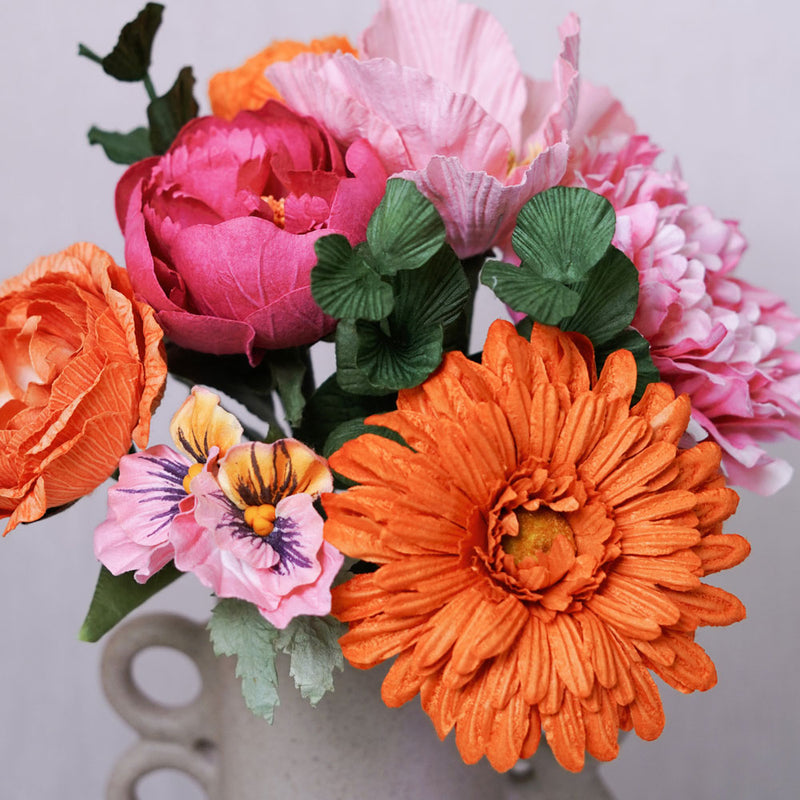 Bouquet en papier Vlaminck, gros plan sur les pétales découpés à la main - Flowrette