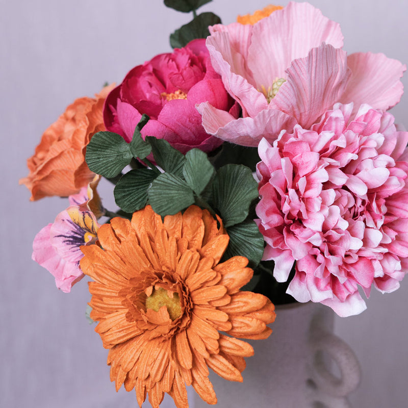 Bouquet papier Vlaminck présenté dans un intérieur lumineux - Flowrette