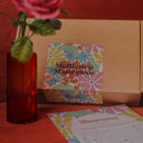 Coffret Maîtresse, vue du contenu floral et carte personnalisée - Flowrette