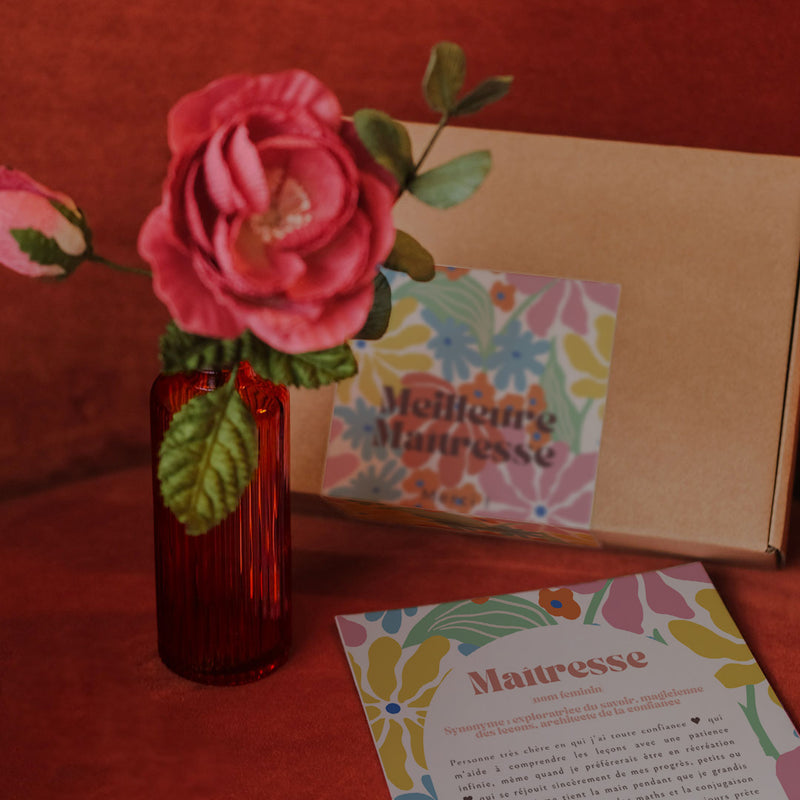 Coffret la Meilleure Maîtresse ouvert, détail des fleurs en papier - Flowrette