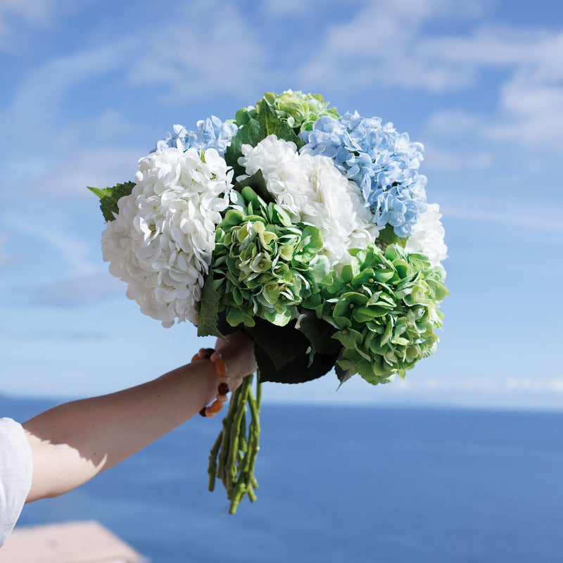 Hortensia blanc artificiel, gros plan sur les pétales délicats - Flowrette