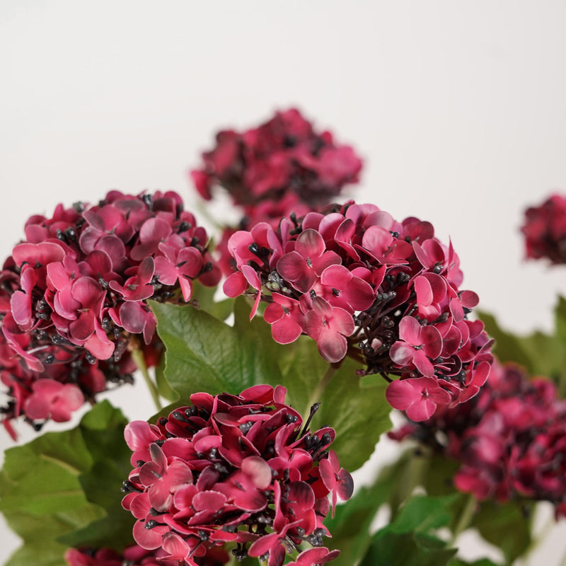 Hortensia rouge artificiel 3 têtes présenté dans un vase - Flowrette