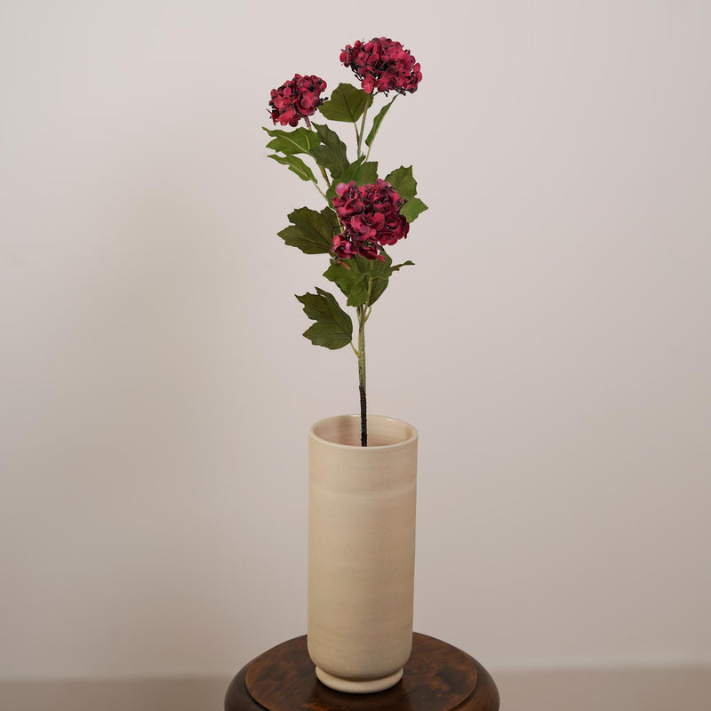 Hortensia artificiel rouge, détail des petites fleurs et feuillage vert - Flowrette
