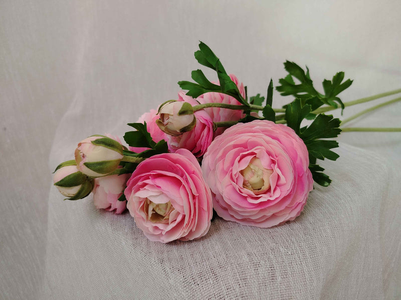 Renoncule rose poudré artificielle, vue de profil sur tige verte - Flowrette