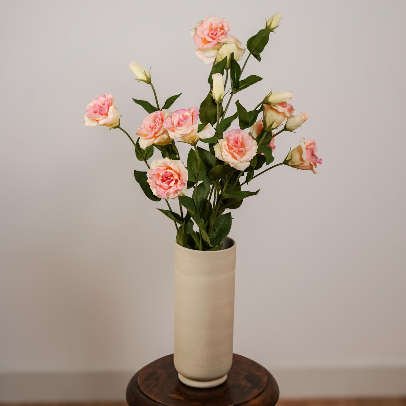 Lisianthus artificiel rose, vue d'ensemble de la tige fleurie - Flowrette