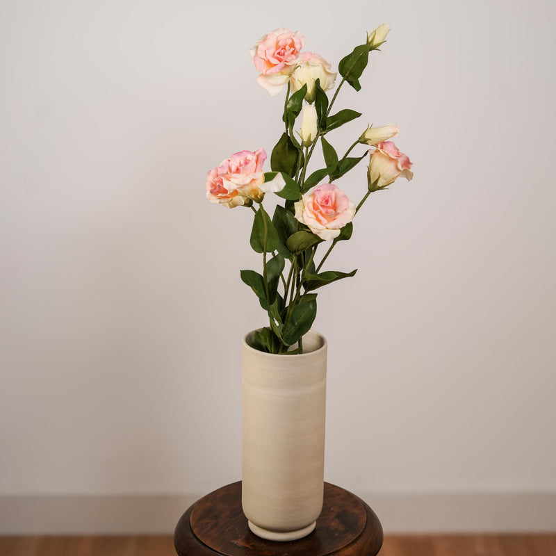 Lisianthus artificiel rose, gros plan sur les pétales délicats - Flowrette