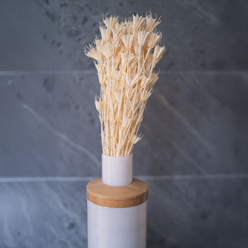 Botte de nigelle orientalis blanche, mise en scène ambiance bohème naturelle - Flowrette