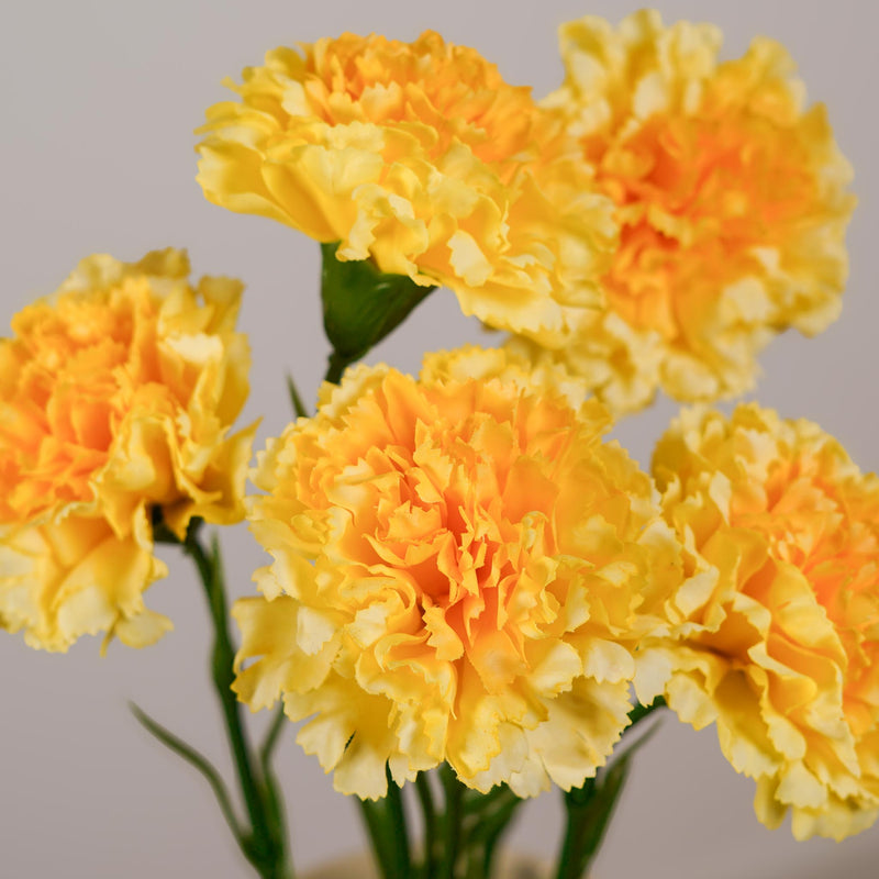 Oeillet jaune artificiel présenté dans un vase décoratif - Flowrette