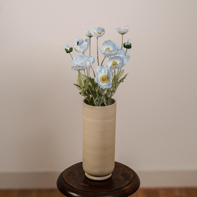 Pavot artificiel bleu, gros plan sur les pétales et le cœur noir - Flowrette