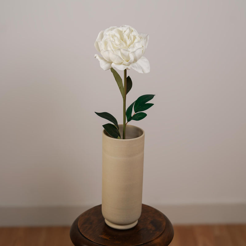 Pivoine blanche artificielle, mise en scène décoration élégante - Flowrette